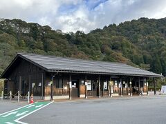 14:00の高山行きのバスに乗ろうと、
バスターミナルに急ぐもタッチの差で、
無念にもバスは出発（ ;  ; ）
次は15:15なので、もう少し散策。