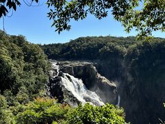 Barron Fallsが遠目に見えました。川幅も広く、すごい水量です。