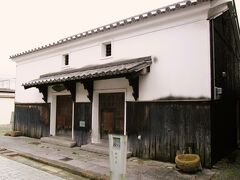 蔵がポツンと在りますが「松宗蔵」だそうです、

江戸時代・文政６年築の土蔵平屋建て、且つては海陸産物を納めた蔵で旧堀川界隈として栄えた面影を今に伝えています。