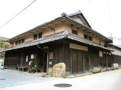 どっしりとした重厚な商家は「花井家住宅」です、

明治期築で肥料問屋を営み周辺にも収蔵していた倉庫を数棟所有していたそうです。

南正面に出格子を設け、上階は漆喰で塗り込め格子窓を並べる近代的な商家です。