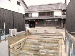 その南堀川湊の証しが「南堀川遺構」として残っています、

工楽松右衛門旧宅の前に往時の護岸の石垣や雁木などの舟着き場の湊遺構とし発掘調査で判明し露出展示されてます。