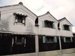 路地を入れば「三連蔵」の景観です、

明治初期の築で往時、お祝い時に使う食器やお膳などを収納する納戸として使用され、白塗り壁は３０ｃｍもの厚みがあり重々しさが感じられます。