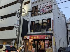 　ほぼ３日続けて「バケツ」というお店を探している人と出会い、３回目は予約しているというFrench coupleと一緒に探す　分からなかったので電話すると、ローソン前まで迎えに来てくれた　何とAnimationやFigureで有名なお好み焼き店Momiji-tei（もみじ亭　3rd FloorのPictureにご注目）のビルの２階　ちなみにMomiji-teiは押し寄せる観光客の多さに常連客が迷惑するため、Friday after 5PM,only Local peopleとなったことがYahoonewsでも報道された
　11.4にはFrance4人組がMomiji-teiを探していて案内　行列は２階のバケツ辺りまで　諦めて２枚目の写真のお店を紹介するが、気乗りしない様子でしばらくお店の前で話していた　そこで閃いた　So I must buy Okashi.
https://www.tripadvisor.jp/Restaurant_Review-g298561-d9651915-Reviews-Momijitei-Hiroshima_Hiroshima_Prefecture_Chugoku.html
