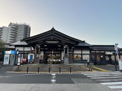今回の旅は高尾駅からスタート。腹ごしらえのため改札外のコンビニへ。