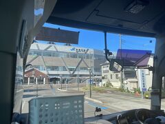 糸魚川駅周辺は信号が短く、一度で2、3台しか右折できない箇所もあって、結果7分遅れ。一番前で良かったかも。