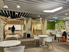 手続きが想定以上にスムーズに進み、時間に余裕があったのでラウンジでちょっと休憩。軽食も用意されており、さくっと朝食を食べるには便利です。内装は木材と緑を強調したモダンな感じ。清潔感があってありがたい。
