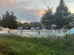 週末の夕方になって北大町のスケボー場は朝より賑わっている