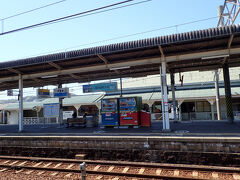 12時21分多度津駅に到着。
特急しおかぜから特急南風9号に乗り換えです。南風の到着まで26分もあります。