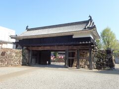 【追手門】
石垣の上に渡櫓を載せた櫓門で、城の大手（正面）にふさわしい堂々たる構えを持つ。門前は枡形になっており、防御時には石垣上の狭間塀や門上から攻撃できるようになっている。また、門の2階には「石落とし」もあり、門の直上から石を落としたり槍を突くことができるようになっている。門前の石垣は城内で最も巨石が多くみられる場所であり、工事の際に印された「ウ」、「エ」、「ケ」、「シ」などの刻印も確認することができる。

【追手門から杉ノ段まで】
追手門をくぐり左手の石段を登り詰めると杉ノ段に至る。石段は登りにくく下りやすいよう幅が工夫されている。現在は蓋がされている井戸は良質の飲料水を汲めたことから、藩主の居住する二ノ丸御殿まで毎日10時、12時、16時の計3回運ばれていたという。藩主のお国入りや出駕の時には、一族がここまで送迎に出向いていた。