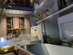 地下鉄に乗り、PM18:00東京の友人と必ず行くとりよし青山店到着。