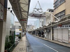 熱海銀座商店街に到着～

さすが静岡。
左にスルガ銀行がある。
ANAマイルガチ勢なので、銀行口座はスルガ銀行ANA支店を使っている。