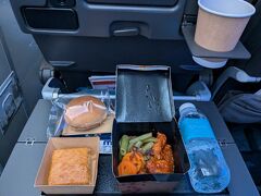 機内食はチキンのスパイシートマトソース＆ライス(味付きだったと思います)を選択。デザートはバナナケーキでした。
こちらも美味しかったです！

行きは乗り継ぎのインフォメーションが画面で見れたのですが、こちらでは見れず、特にアナウンスもないので内心ドキドキ。でも降りたところに職員さんがいて羽田行きの人を全員集めてゲートまで連れて行ってくれました。よかった…