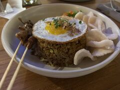 夜ごはんで食べた なんとかゴレン。チャーハンみたいな。おいしかった！