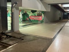 次のホテルへ移動。ルアンパバーン行の飛行機、朝が早いので空港ホテルにしました。本当に直結で便利でした。