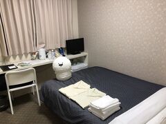 今晩のお宿です。時之栖の中でも恐らくボトム価格のHOTEL BRUSH UP。
研修用の施設を兼ねているようで、シングルのお部屋多数。こちらに子どもとセミダブルの感じで利用。