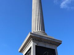 ナショナルギャラリー前の広場はトラファルガー広場です
トラファルガー広場はこの大きな塔が目印です

この塔の周りでは多くの人が思い思いの時間を過ごしています