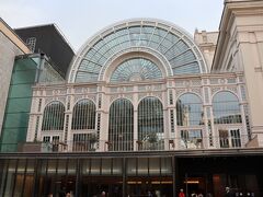 お土産を買ったあとは寮へと戻っていきます

途中、非常に美しい建物を見つけたので写真を1枚
ロイヤルオペラハウスでした
美しいのも納得です