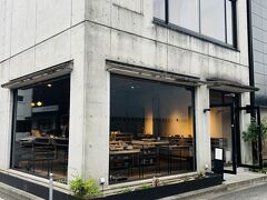 向かってもらったのはこちら
「工芸品と宿 滔々 toutou 」というところが営むギャラリー

民藝店やカフェ、リノベーションした古民家の一棟貸しなどを営んでいて、こちらのギャラリーがフロントになってました

チェックインにはまだ時間があるので、荷物を預けて、大原美術館と倉敷民藝館の割引チケットを購入しましたよ