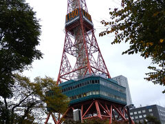 ちょっと風が強いですが、雨は降っていても強くはなく、
移動には大して問題ありませんでした＾＾

途中見えたさっぽろテレビ塔を撮って、また地下街へ。