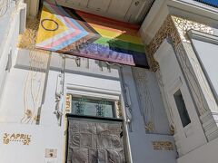 分離派会館（セセッション）

ウィーン滞在中に何度も通ったセセッション。

クリムトを中心に芸術家や建築家らにより結成された、
ウィーン分離派の拠点です。
入り口上部には「時代にはその芸術を。芸術にはその自由を。」と
金色の文字で書かれています。
動植物のモチーフが美しく、金色が多く使われています。
扉の両脇に白くて目立ちませんが、トカゲがいます。
レインボーの布で覆われている部分には髪の毛が蛇で出来ている、3つの顔があるのですが、透けてみえるでしょうか？
目が合うと石に変えられてしまうギリシャ神話の怪物なので、
覆われていた方が安心？なのかもしれません。
