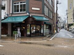 食後はお散歩。
お土産を求めて少々歩きました。
松山にきたら買いたい逸品。
霧の森大福。
明日寄れそうにないので、早めに購入。
