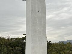 ホテルのすぐ隣に龍宮岬公園があり、稲取岬灯台があります。