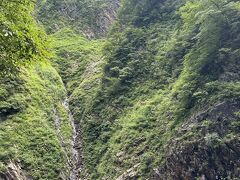 2日目のはじめの観光地。
トンネルを通過しているときに、外の景色も楽しめました。