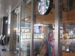 【スターバックスコーヒー】

駅の「観光案内所」に「蔦屋書店」と「スタバ」があり、さらに上階に「図書館」も併設されてます。
電車の時間までまだ時間があるのでスタバでコーヒータイム。