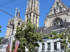 あ！聖母大聖堂が見えてきました^ - ^

この通り沿いはレストラン。
入ろうか悩みましたが、時間を惜しんで取りやめ。
先程パンを食べましたし。