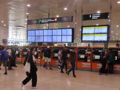 本日も地下鉄でお出かけです。ホテルの音鳴りがバルセロナ・サンツ駅です。ずらりと券売機が並んでいます。