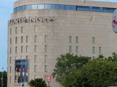 Plaça Catalunyaという駅がカタルーニャ音楽堂の最寄り駅です。降りるとすぐに目につくのがこちら。El Corte Inglés Plaça de Catalunya、スペイン発祥の百貨店のバルセロナ最大の店舗です。9階建てでガラス窓のある9階はカフェ・レストラン、コーヒー一杯で屋外のルーフテラスからカタルーニャ広場を見下ろせるそうです。
