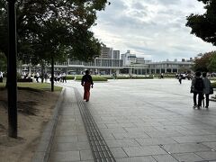 原爆資料館へ。
"今日は空いている"と聞きましたが、前に進むのが困難なほどに混んでいました。確かに、入場はスムーズでしたが、展示の見学ルートはかなり人口密度があり、人と人の隙間から展示物を見学するか、左右の展示物のうちどちらかは全く見えないか、といった様子でした。