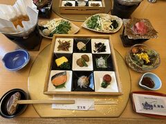 おはようございます
朝風呂でぽっかぽか状態からの朝食です
お食事処で、夜と同じ席
真ん中の9つの小皿だけでご飯2杯いけそう