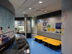 糸山公園の一画に「来島海峡展望館」があり、観光案内やパネル展示、ショップなどがありました。