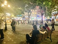 土曜日の歩行者天国。
さまざまな露店
カフェの飲み物を外で飲む人たち
音楽とダンス
すごいことになっています。