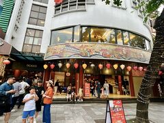 タンロン水上人形劇を見に来ました。
一日何公演もあり、
前の公演が終わるのがギリギリの時間なので
お客さんの入れ替えが短時間で行われます。
