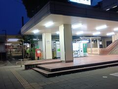 真っ暗な「宝殿駅」
駅近くの道標の撮影もしたのですが、家で確認したら暗すぎてダメでした。
近藤商店前に斜めに立っている道標があります。