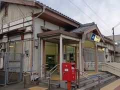 駅前に小さなコンビニ有