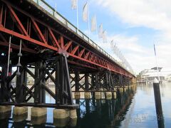 水族館のすぐ近くまでやってきたけど、この時はまだオープン前。
というわけで、ピアモントブリッジを渡って朝食を食べに向かう。