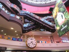 さてお次の訪問地はメルボルン・セントラル・ショッピング・センター内にある大時計。センターのシンボル的存在で、毎正時には音楽を奏でるのだそうです。まだ五時ちょうどにはちょっと時間があるので、先に近くにあるというShot Tower Museum（弾丸製造工場博物館）を覗いてみることにしました。