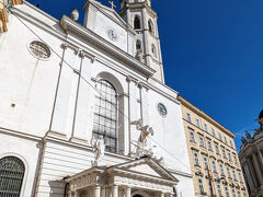 ミヒャエル教会

王宮前のミヒャエル広場に面して建っているウィーン最古の教会の一つ。
シンプルだけど印象的な古典主義のファサード。
1729年　エルネスト・コッホが設計。
