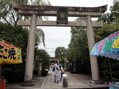 堀川通りを北上するバスに乗って15分ほど。
目的地は、ココー！！！
晴明神社♪
いくつか屋台が出ているんだけれど、何かイベントがあるのかしら？