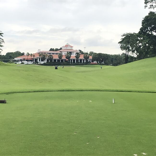 セントーサゴルフクラブのクラブハウス。20年以上前からここのメンバーであるシンガポール人はお互いに知り合いという方が多い。雷でゴルフを一時中断、クラブハウスに避難中にはわたしが知らない一緒にプレーしたシンガポール人の知り合いがボトルキープしているウイスキーをご馳走してくれた。それほど濃い人間関係があります。