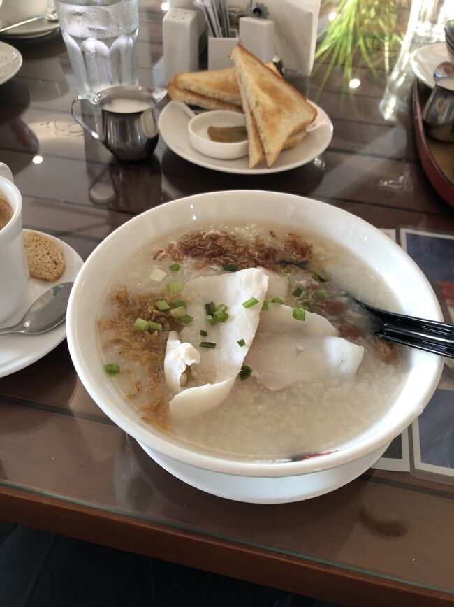 こちらはセントーサGCで朝食べたお粥。知人はカヤトースト。ある時、ご一緒したシンガポール人の友人はメルセデスの中古車買取会社を経営していたらしい。そして、メルセデスの新車を買う方々はこの方に中古車を買い取ってもらったらしい。その関係で食事をしているとこの方のところに沢山のシンガポール人メンバーが挨拶に来られる。わたしはメルセデス関係者ではないが、わたしにまで目くばりされる。