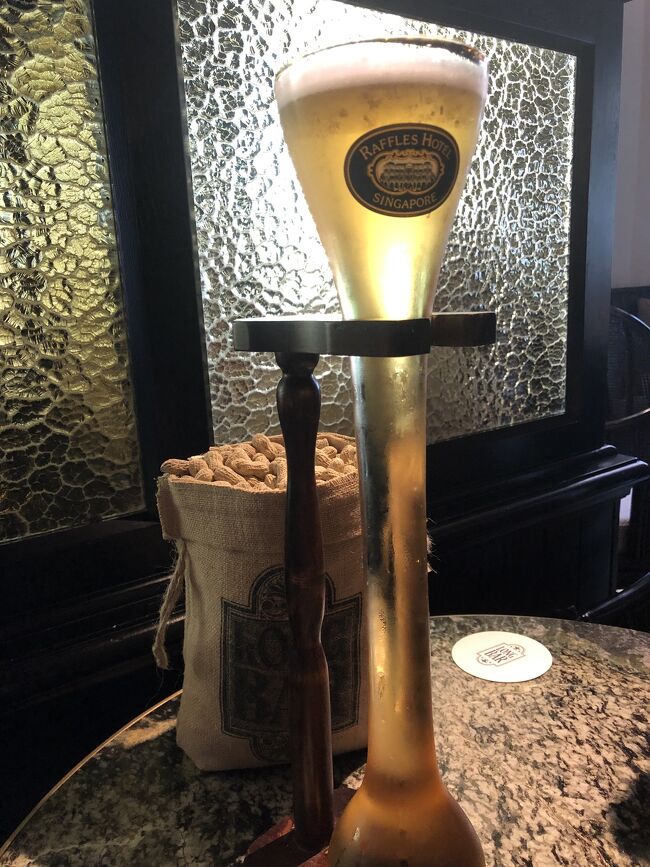 ラッフルズホテルのロングバーは30分ぐらい（時にはそれ以上）並ぶこともあります。そして注文するのは「Half Yard（ハーフ・ヤード）」。結構な値段ですが、これに限ります。