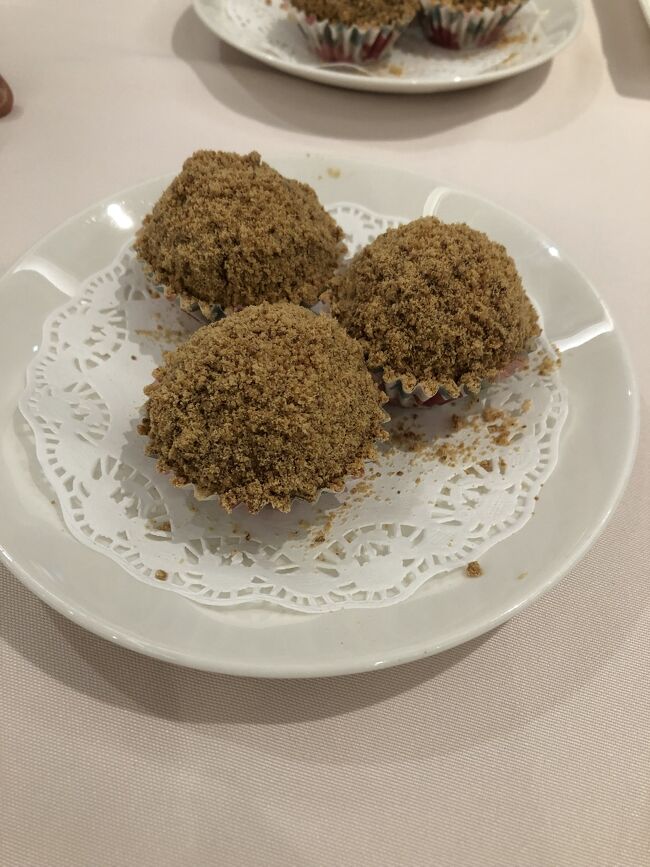 定番のデザート。中華系シンガポール人の皆様の「食」には大変感心させられます。まず、「食」にはお金を費やされます。また、朝は胃に優しいものを食されます。水は常温で飲まれ、お茶を飲まれます。アルコールは飲まない方も多いです。また、いきなり夕食を食べるのではなく、ピーナッツかお通しのようなものを最初に口にしてから、夕食を食べられています。そして、こういったデザートを好まれます。