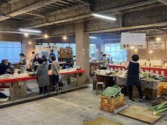港の朝市に来ました。雨が強かったせいか、店の数は少なかったです。