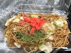 伊東市にある田中屋製麺所の焼きそばの屋台がでていました。一番小さい「三男」を注文しましたが、すごい量でした。細麺で、シャッキリした感じの麺でした。キャベツがたくさん入っていて美味しかったです。