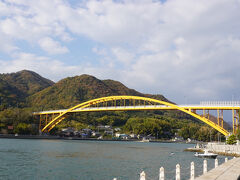 向上寺に参拝したあと、海沿いの道を歩き「高根大橋」を撮影しました。黄色いビビッドな色彩が印象的でした。
