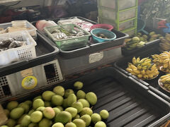 キアンゲマーケットに行きましたが地元向けの食材ばかりで
買えそうなものはあまりありませんでした。